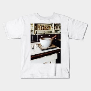 Pharmacy - Mortar and Pestle in Apothecary Kids T-Shirt